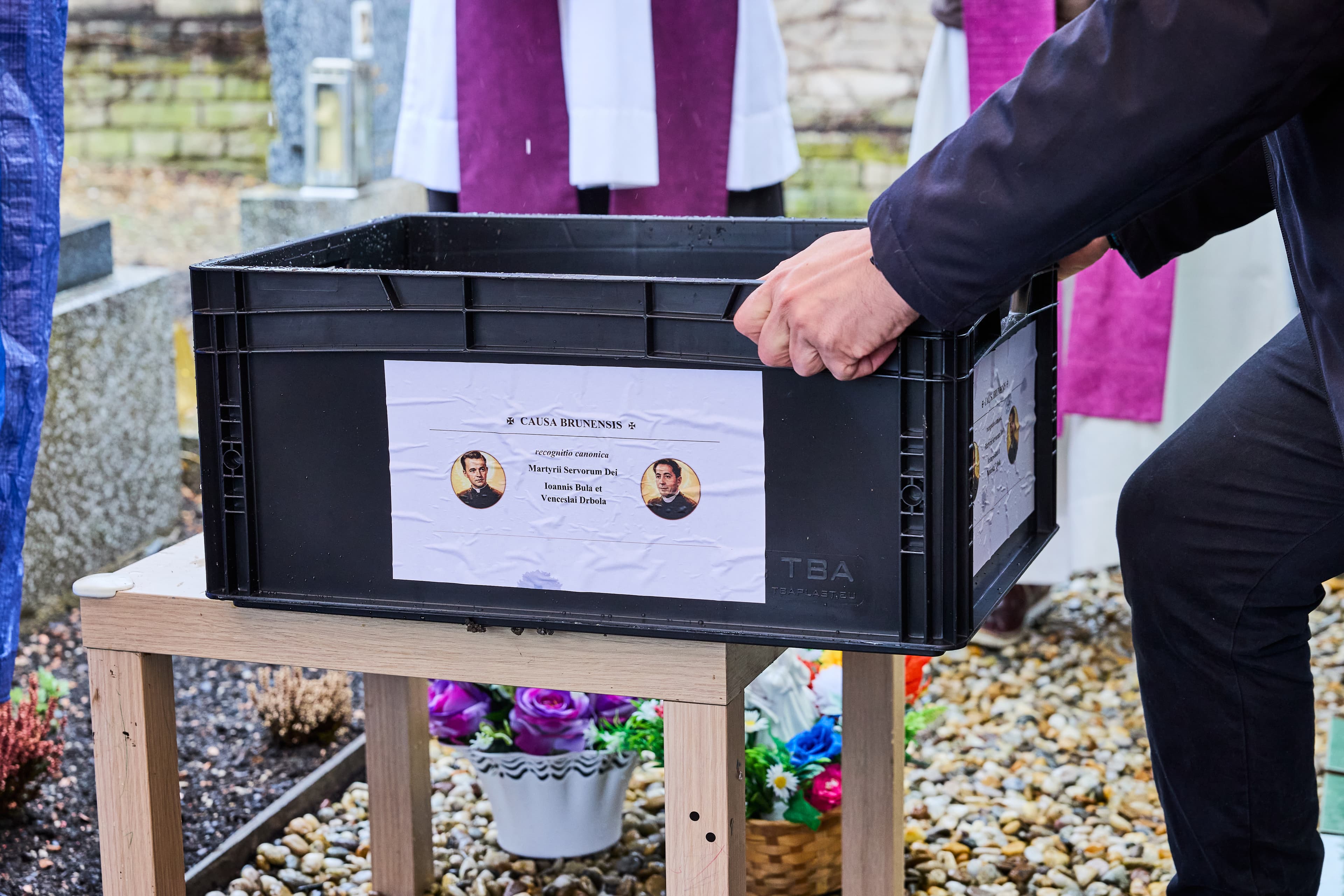 FOTOGALERIE: Ve Starovičkách byla vyzvednuta urna s ostatky Václava Drboly