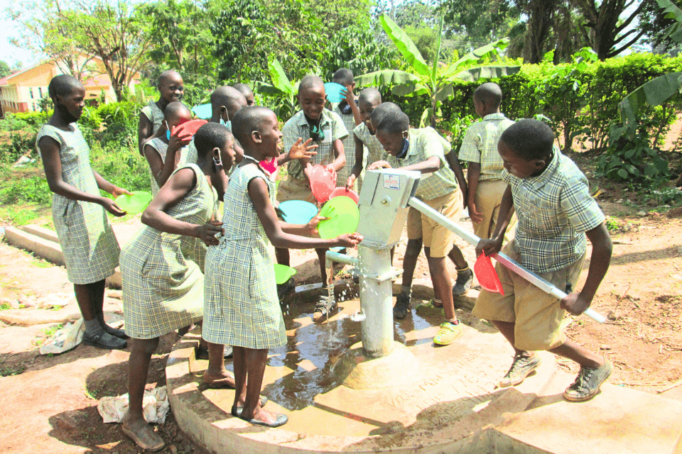 30 nových studní: Arcidiecézní charita Praha přinesla čistou vodu do ugandských vesnic