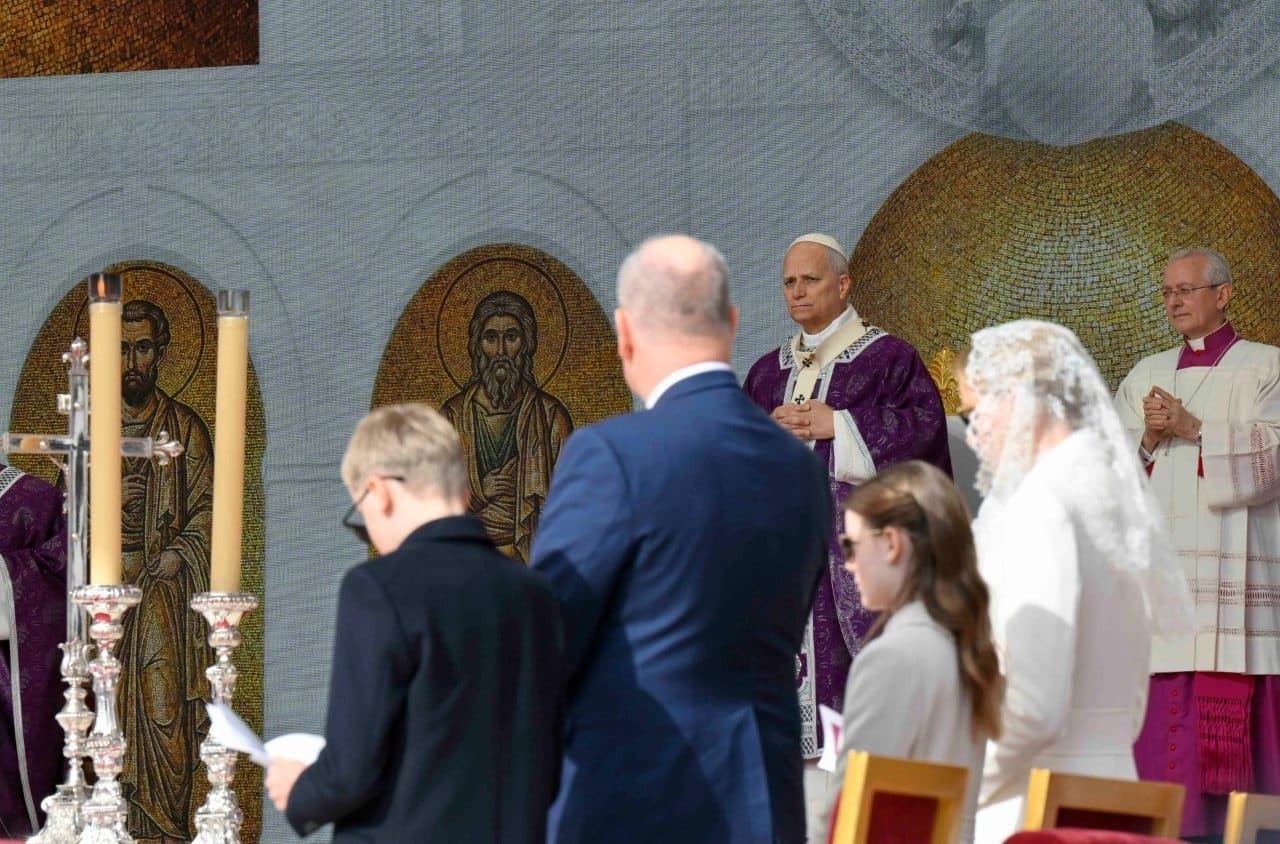 Svatý otec při mši v Monaku apeloval na pokoj a ochranu života