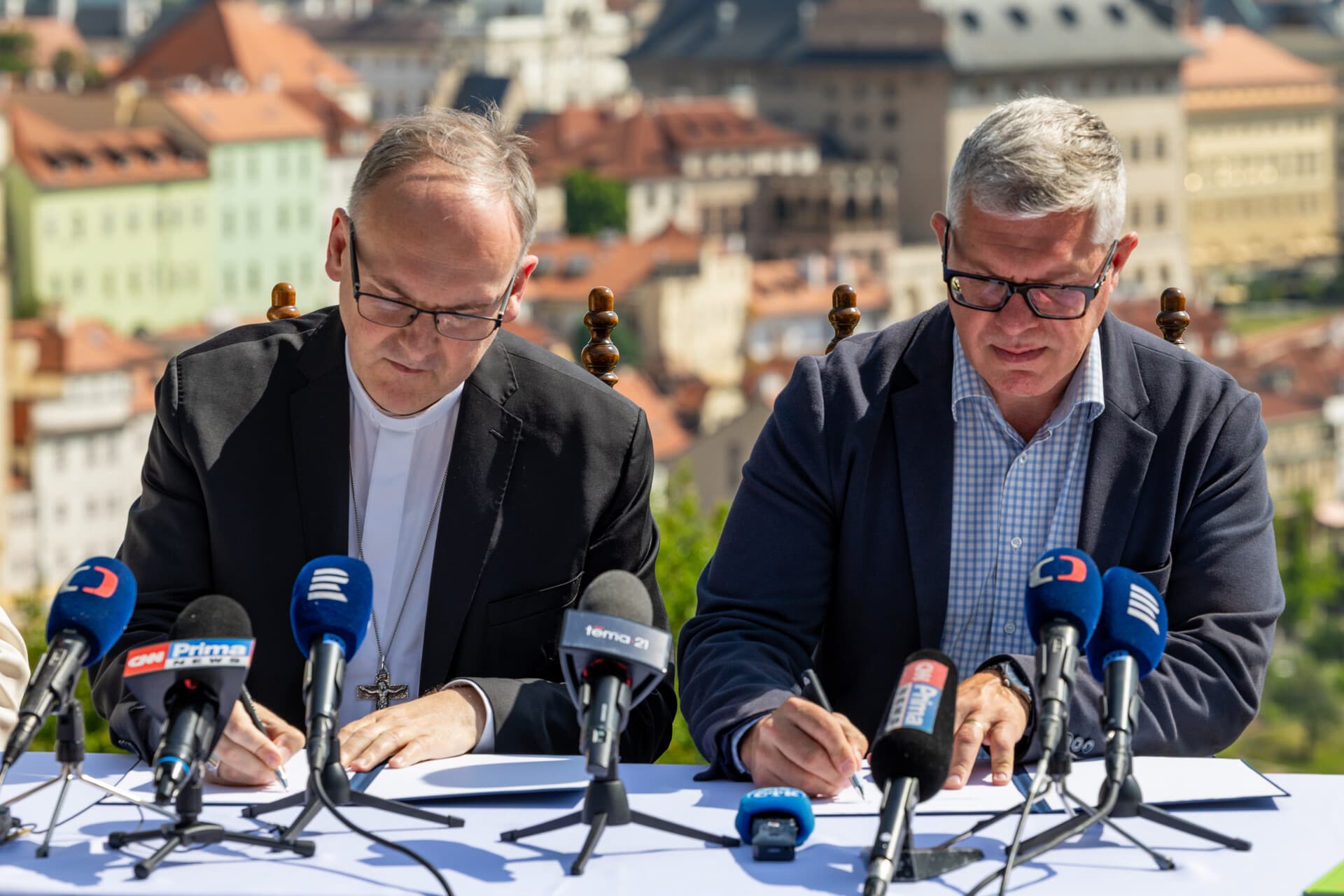 Česká biskupská konference a spolek Někdo Ti uvěří podepsaly memorandum o spolupráci