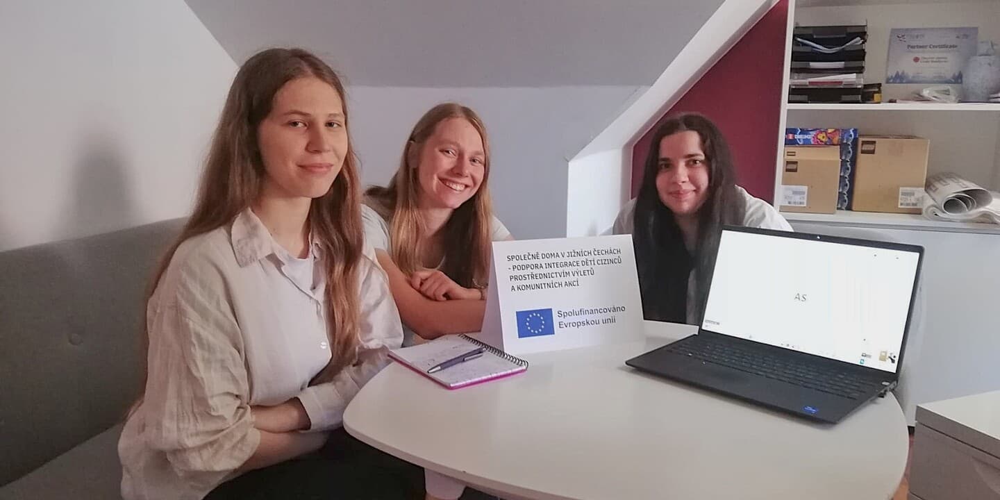 Dobrovolníci spolupracující s českobudějovickou Charitou organizují prázdninové výlety pro děti cizinců
