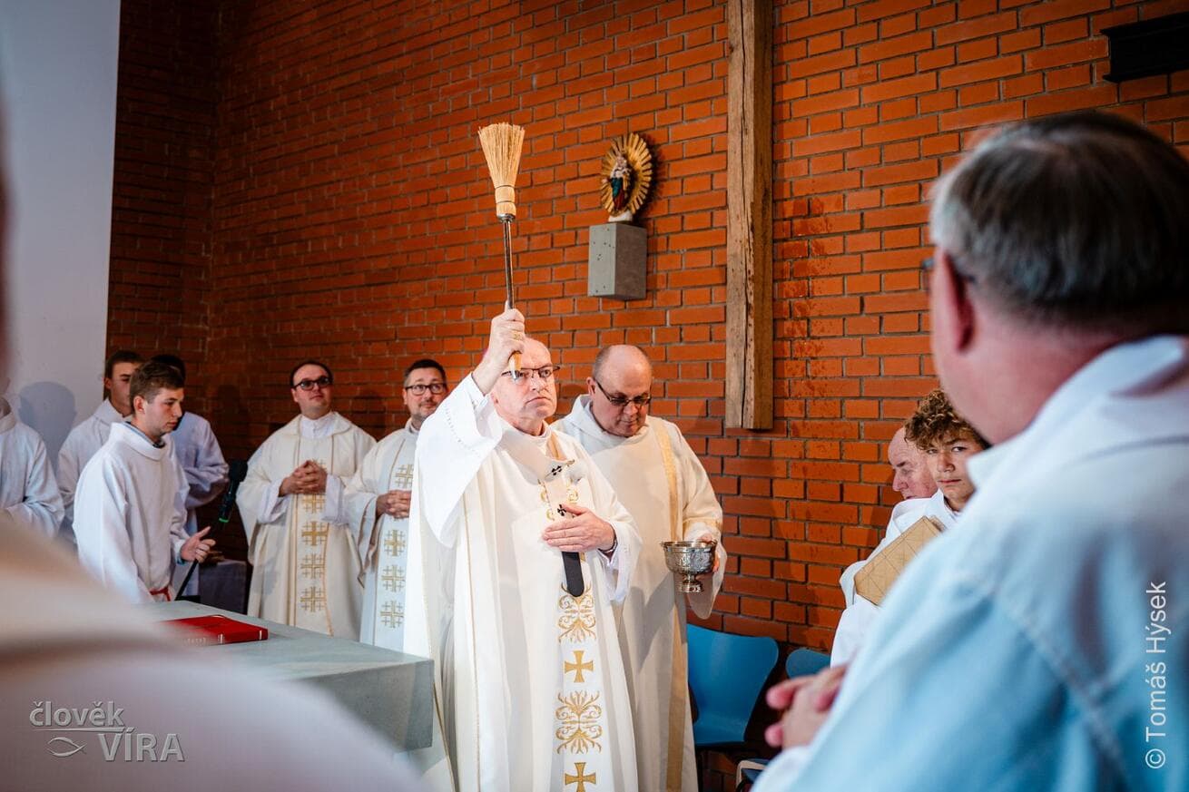FOTOGALERIE: Novou kapli sv. Jana Pavla v Loučce požehnal arcibiskup Nuzík
