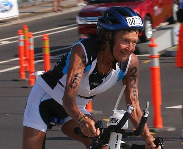 Iron Nun: Řeholnice, která začala běhat ve 48 letech a stala se legendou triatlonu