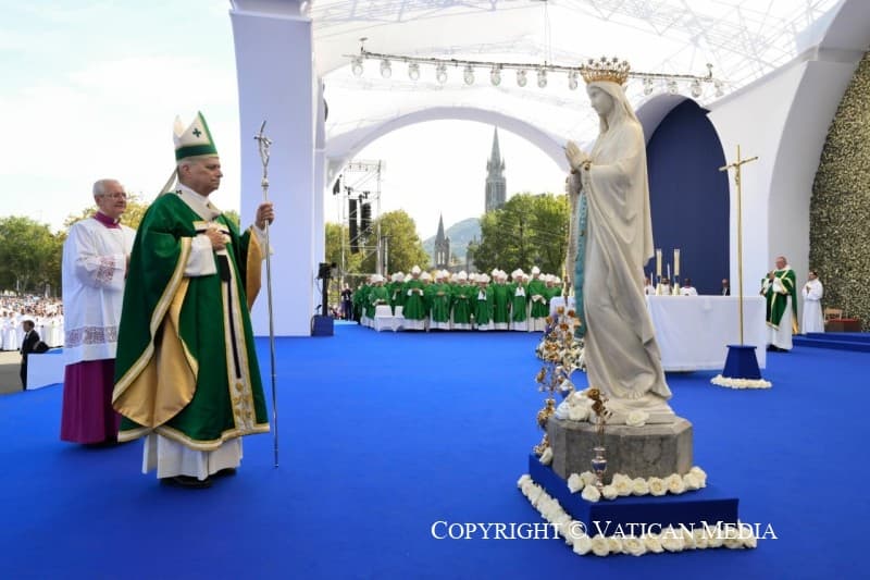 Anděl Páně v Lurdech: Lev XIV. vyzval k modlitbě růžence za mír